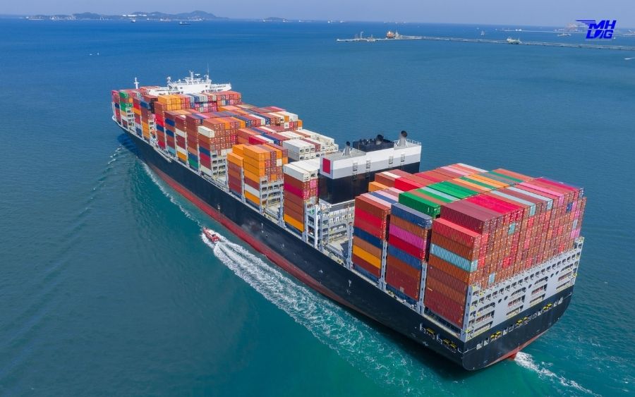 Hàng hóa đang được bốc xếp lên tàu tại cảng Trung Quốc