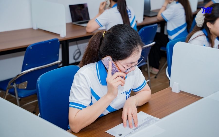 Kiểm tra chứng từ hải quan tại văn phòng Minh Hưng Logistics
