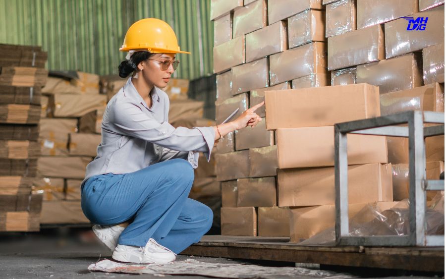Hàng hóa đang được kiểm tra để tính chi phí vận chuyển chính ngạch