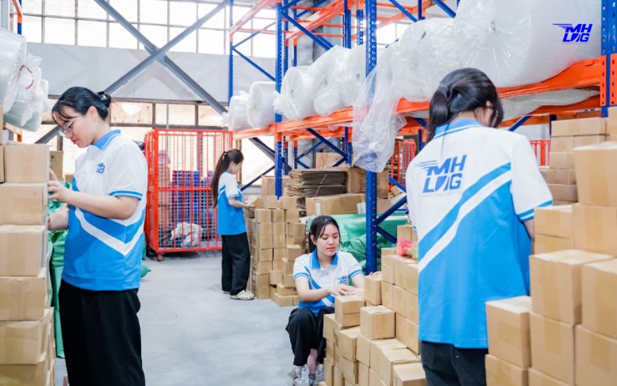 Hàng hóa đang được kiểm tra và phân loại tại kho Minh Hưng Logistics, sẵn sàng cho quy trình ký gửi