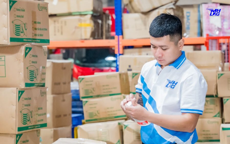 Hàng hóa được kiểm tra và phân loại kỹ càng trước khi vận chuyển, giúp tối ưu chi phí