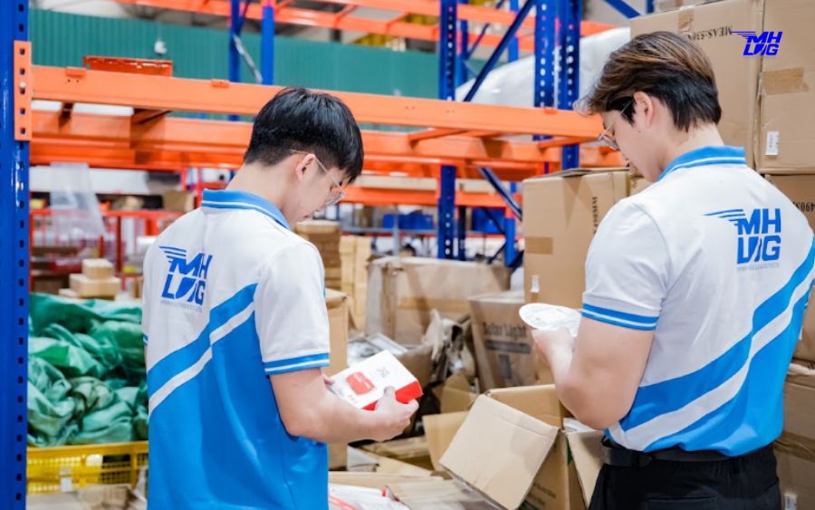 Hàng hóa tại kho Minh Hưng Logistics luôn được kiểm kê và phân loại kỹ càng