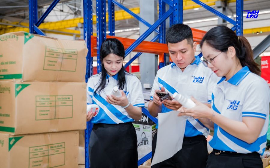 Kiểm tra kỹ lưỡng từng kiện hàng trong quy trình ký gửi hàng Trung Quốc tại kho Minh Hưng Logistics